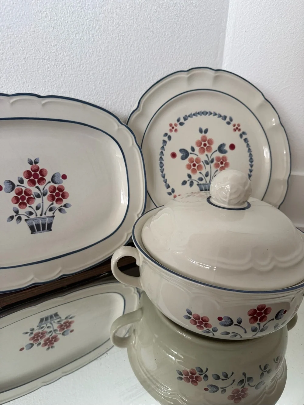 Vintage Cumberland Brambleberry Covered Casserole Dish Hearthside Cottage-core